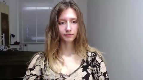 Snapshot of luna_xsensual chatting on October 2025 06:02:02 AM L U N A online show from October 2025 06:02:02 AM