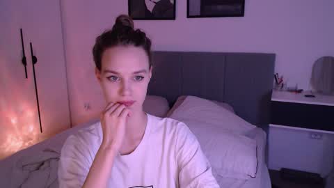 Luna online show from September 2025 09:07:02 PM