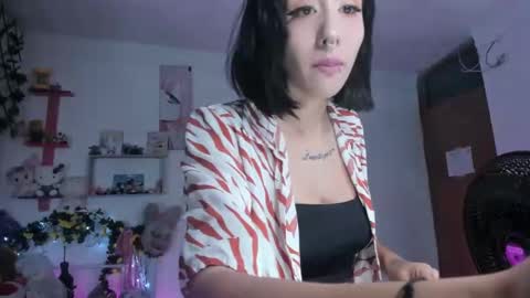 Snapshot of lunacristal_moon chatting on December 2024 11:23:02 PM lunacristal_moon online show from December 2024 11:23:02 PM