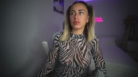 Snapshot of lunaink_ chatting on September 2025 08:52:02 AM Laura online show from September 2025 08:52:02 AM