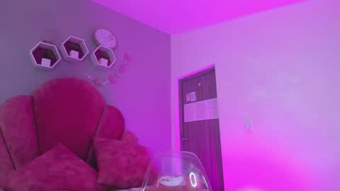 I M  L U N A  online show from December 2024 02:28:02 PM