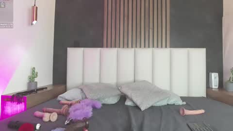 I M  L U N A  online show from March 2025 06:01:01 AM