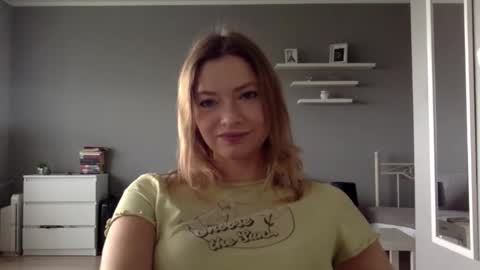 Snapshot of lux_millie chatting on October 2025 01:54:01 PM Millie online show from October 2025 01:54:01 PM