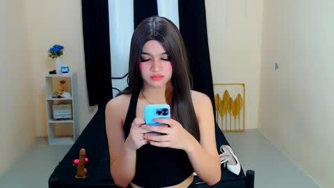 queen lux online show from September 2025 01:30:01 AM