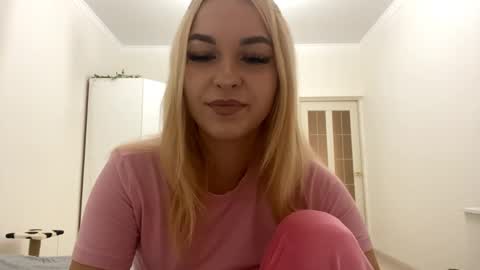 Mia online show from September 2025 06:19:02 PM