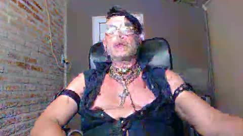 Snapshot of machobuscador chatting on December 2024 01:58:01 AM MACHO BUSCADOR online show from December 2024 01:58:01 AM