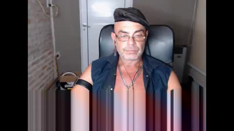 Snapshot of machobuscador chatting on January 2025 03:04:02 AM MACHO BUSCADOR online show from January 2025 03:04:02 AM