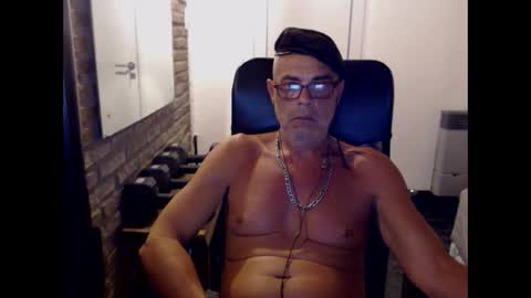Snapshot of machobuscador chatting on October 2025 03:49:02 AM MACHO BUSCADOR online show from October 2025 03:49:02 AM