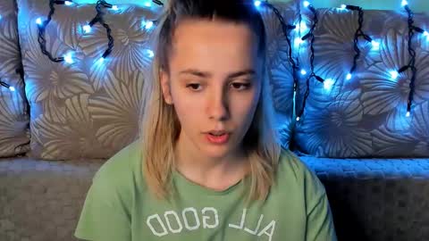 Snapshot of maggiecake chatting on December 2025 01:33:01 AM Maggie online show from December 2025 01:33:01 AM