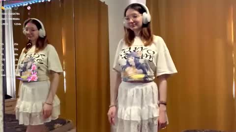 Snapshot of maidacompston chatting on October 2025 09:37:01 AM Elina online show from October 2025 09:37:01 AM