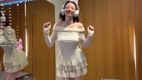 Snapshot of maidacompston chatting on October 2025 08:34:02 AM Elina online show from October 2025 08:34:02 AM