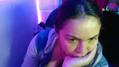 Hello friends Im on another account    online show from February 2025 01:40:01 AM