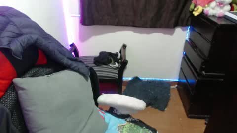 Hello friends Im on another account    online show from March 2025 05:18:02 AM