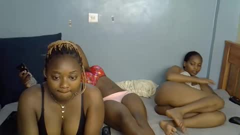 Snapshot of mama_pussie chatting on October 2025 01:17:01 PM mama_pussie online show from October 2025 01:17:01 PM