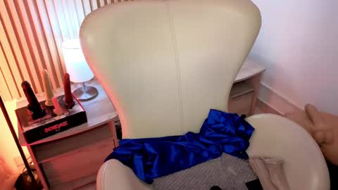 Marian Love  online show from October 2025 10:46:02 AM