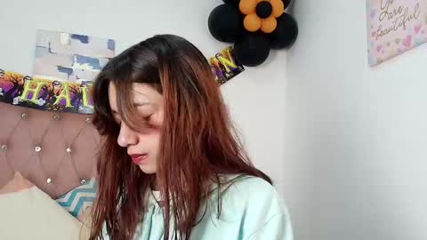 Snapshot of marinette_lux chatting on October 2025 12:39:01 PM marinette online show from October 2025 12:39:01 PM