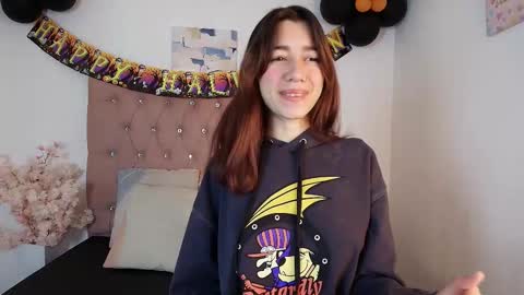 Snapshot of marinette_lux chatting on October 2025 01:21:02 PM marinette online show from October 2025 01:21:02 PM