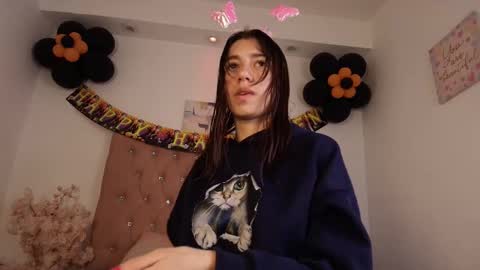 Snapshot of marinette_lux chatting on October 2025 12:56:02 PM marinette online show from October 2025 12:56:02 PM