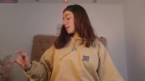 Snapshot of marinette_lux chatting on November 2025 12:58:02 PM marinette online show from November 2025 12:58:02 PM