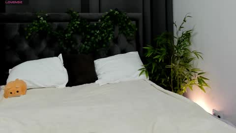 Luucy UTC1 Mon Tue Wed Thu Fri 0500-1130 online show from November 2025 02:32:01 AM