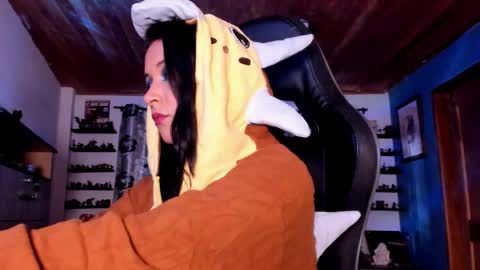 Snapshot of mavis_fuentes chatting on November 2025 09:48:02 PM Hilary online show from November 2025 09:48:02 PM