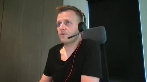 Max take off clothes online show from February 2025 01:28:01 PM