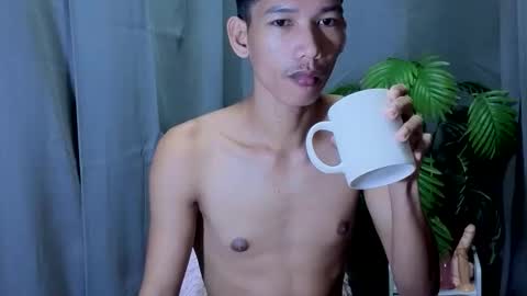 Snapshot of maxiebunny99 chatting on October 2025 10:18:02 PM Reyn online show from October 2025 10:18:02 PM