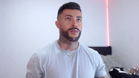 Independent Model online show from October 2025 03:01:02 AM