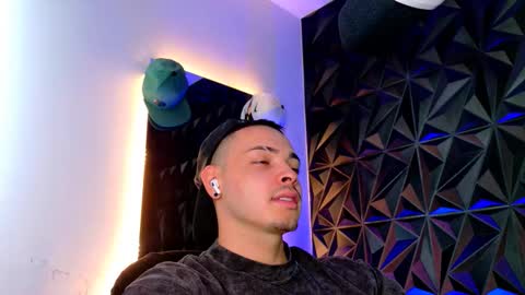 Snapshot of maxwell_dupont chatting on October 2025 03:04:01 PM MAX online show from October 2025 03:04:01 PM