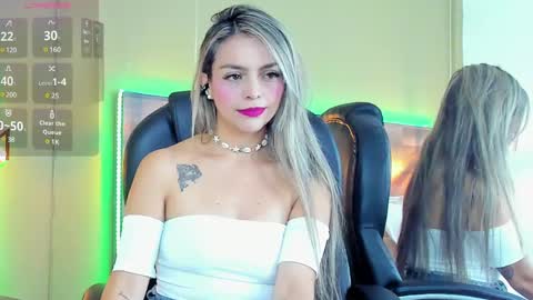 Snapshot of maylinfox chatting on January 2025 12:57:02 PM MaylinFox online show from January 2025 12:57:02 PM
