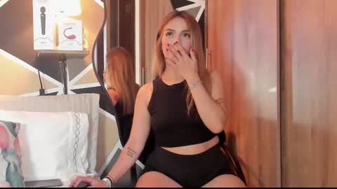 Snapshot of maylinfox chatting on September 2025 01:33:02 PM MaylinFox online show from September 2025 01:33:02 PM