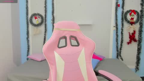 Snapshot of meganqueen2 chatting on December 2024 01:58:01 PM Megan Queen online show from December 2024 01:58:01 PM