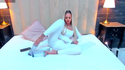 Snapshot of melanielexxx chatting on December 2024 06:45:01 PM OF melanielexxx online show from December 2024 06:45:01 PM