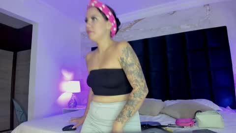 Snapshot of melanieroux chatting on September 2025 07:19:02 PM Melanie Roux online show from September 2025 07:19:02 PM