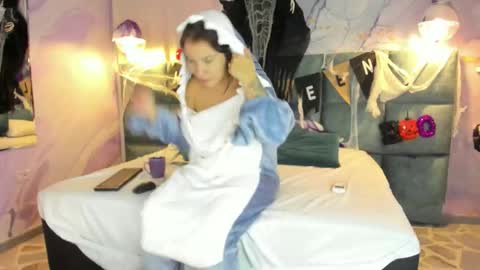 Snapshot of melanieroux chatting on October 2025 08:11:02 PM Melanie Roux online show from October 2025 08:11:02 PM