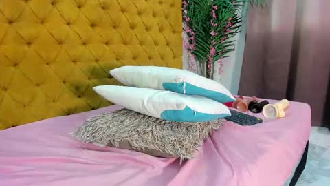 Snapshot of meloddy_megann chatting on November 2025 10:37:01 PM Melody online show from November 2025 10:37:01 PM