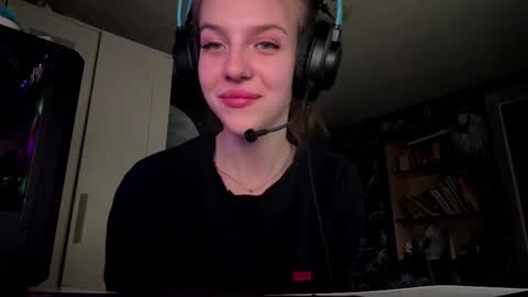 Snapshot of melonygriffen chatting on September 2025 12:29:01 PM Hi Im Aria 18 years old online show from September 2025 12:29:01 PM