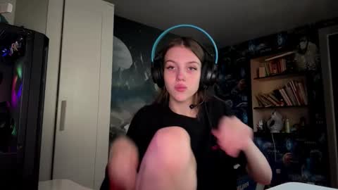 Snapshot of melonygriffen chatting on September 2025 12:07:01 PM Hi Im Aria 18 years old online show from September 2025 12:07:01 PM