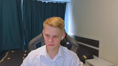 Snapshot of meow_mickey chatting on November 2025 06:45:01 AM Mickey online show from November 2025 06:45:01 AM