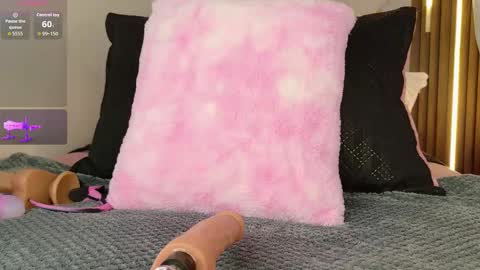 Snapshot of mia__099 chatting on October 2025 08:09:01 PM Mia Blonde online show from October 2025 08:09:01 PM