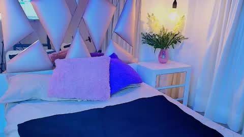 Mia online show from October 2025 05:08:02 AM