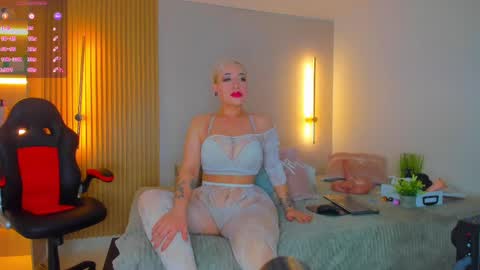 Mia  online show from October 2025 11:51:02 AM