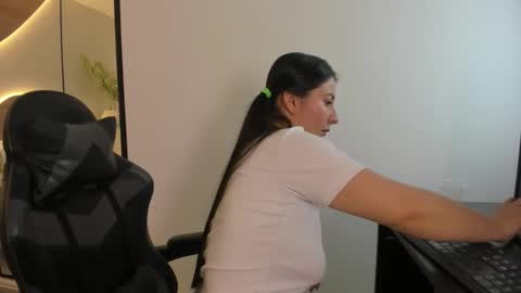 Snapshot of mia_collins96 chatting on October 2025 03:01:02 AM M I A online show from October 2025 03:01:02 AM