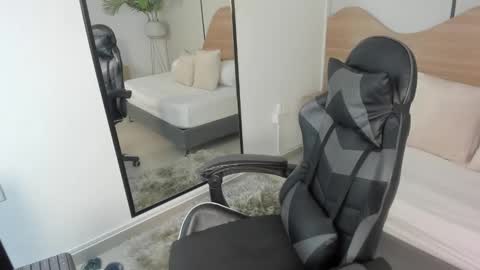 Snapshot of mia_collins96 chatting on November 2025 02:45:01 AM M I A online show from November 2025 02:45:01 AM