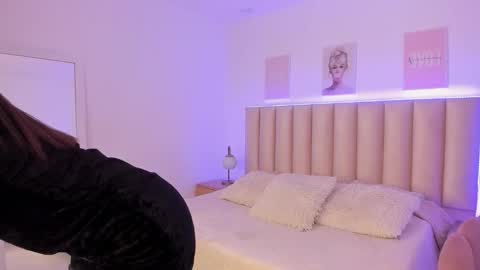 mia_corner online show from September 2025 04:39:02 PM