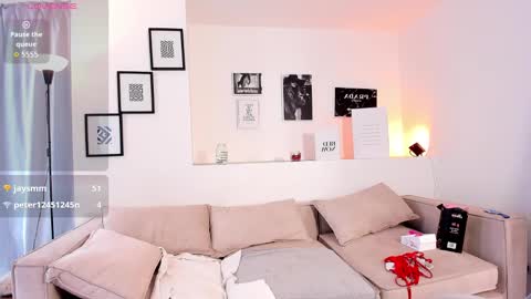 mia_corner online show from September 2025 06:35:02 PM