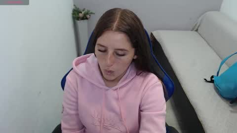 Mia online show from November 2025 01:21:02 PM