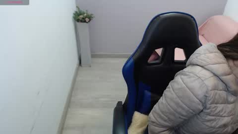 Mia online show from December 2025 01:41:02 PM