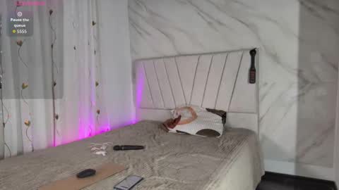 mia elan online show from November 2025 10:08:02 PM