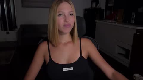 mia_floo online show from September 2025 03:27:02 PM